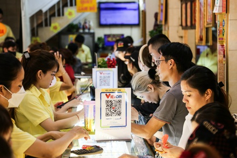 Chuyển hồ sơ sang công an nếu phát hiện kinh doanh vàng có dấu hiệu phạm tội- Ảnh 1. Giá vàng miếng SJC tiến sát 82 triệu đồng/lượng (ảnh chụp khách đến giao dịch vàng tại cửa hàng kinh doanh vàng ở TP.HCM hôm 6-3) - Ảnh: PHƯƠNG QUYÊN