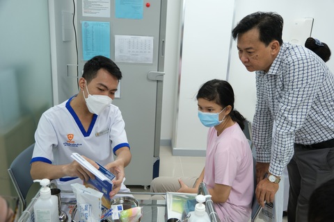 Xuất hiện viêm màng não phế cầu, nguy cơ gia tăng sau Tết- Ảnh 1. Nhân viên tiêm vắc xin cho khách hàng - Ảnh: Đ.H