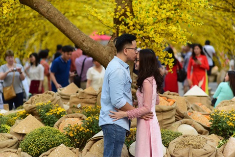 Khi tặng hoa, quà trong ngày 8-3 là nghĩa vụ- Ảnh 1. Yêu thương, săn sóc, quan tâm đến người mình yêu cũng là món quà ngọt ngào trong ngày 8-3 - Ảnh: QUANG ĐỊNH