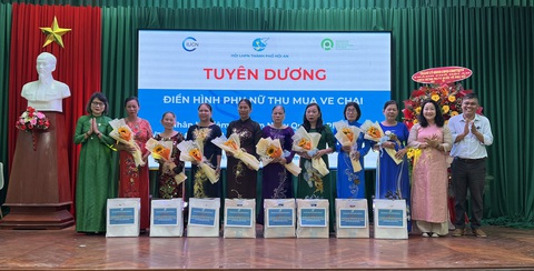 Người thu gom ve chai cần có vai trò xứng đáng trong nỗ lực giảm chất thải rắn- Ảnh 3. Nhóm phụ nữ làm các ngành nghề khác nhau ở Hội An được tặng hoa, tôn vinh trong ngày 8-3 - Ảnh: THÙY ANH.