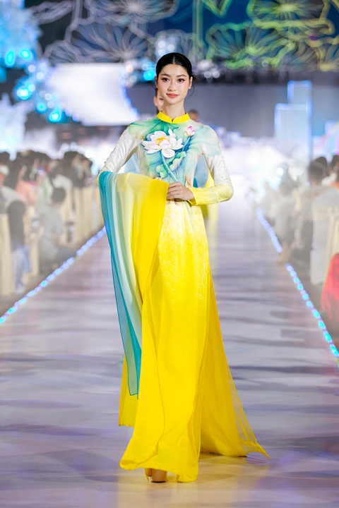 Thiết kế ứng dụng kỹ thuật nhuộm ombre và vẽ áo dài đặc trưng của nhà thiết kế Trung Đinh - Ảnh: KIẾNG CẬN TEAM Thiết kế ứng dụng kỹ thuật nhuộm ombre và vẽ áo dài đặc trưng của nhà thiết kế Trung Đinh - Ảnh: KIẾNG CẬN TEAM