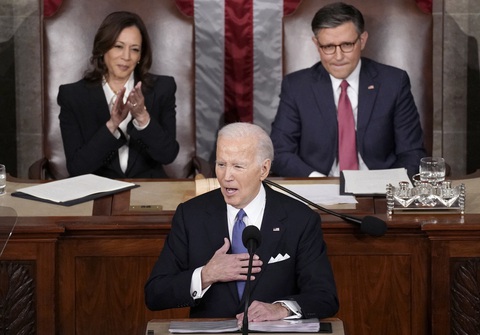 Tổng thống Mỹ Joe Biden đọc thông điệp liên bang trước sự ủng hộ của Phó tổng thống Kamala Harris (trái) và sự ngao ngán của Chủ tịch Hạ viện Mike Johnson (phải) - Ảnh: REUTERS Tổng thống Mỹ Joe Biden đọc thông điệp liên bang trước sự ủng hộ của Phó tổng thống Kamala Harris (trái) và sự không thoải mái của Chủ tịch Hạ viện Mike Johnson (phải) - Ảnh: REUTERS
