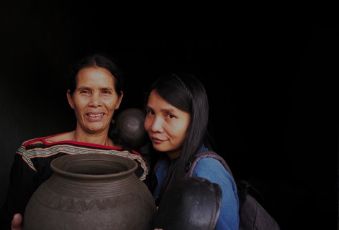 Kiến trúc sư Nguyễn Hà (bên phải) nhận giải thưởng nữ kiến trúc sư trẻ triển vọng thế giới - Ảnh: NVCC Kiến trúc sư Nguyễn Hà (bên phải) nhận giải thưởng nữ kiến trúc sư trẻ triển vọng thế giới - Ảnh: NVCC