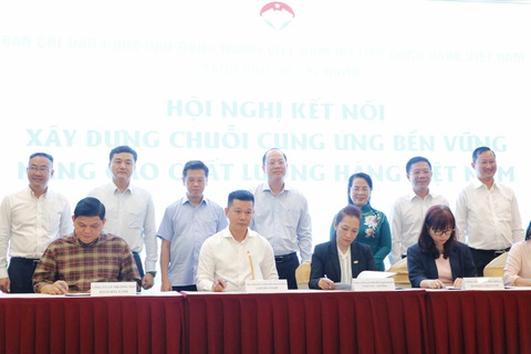 TP.HCM: Siết chất lượng trái cây, rau củ, thịt... vào siêu thị- Ảnh 2. Các hệ thống phân phối ký thỏa thuận trước sự chứng kiến của lãnh đạo TP.HCM và đại diện sở, ngành - Ảnh: N.TRÍ