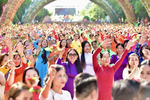 Đưa áo dài trở lại với học đường nhưng không nên mặc cả tuần - Ảnh 3. Đưa áo dài trở lại sân trường nhưng không nên bắt nữ sinh mặc suốt cả tuần - Ảnh 3.