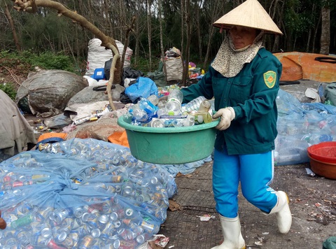 Người thu gom ve chai cần có vai trò xứng đáng trong nỗ lực giảm chất thải rắn- Ảnh 1. Những người làm nghề thu lượm ve chai đang có đời sống bấp bênh - Ảnh: THÙY TRANG