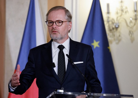 Thủ tướng CH Czech Petr Fiala trong buổi họp báo chung với Tổng thống Pháp Emmanuel Macron ngày 5-3 - Ảnh: AFP Thủ tướng CH Czech Petr Fiala trong buổi họp báo chung với Tổng thống Pháp Emmanuel Macron ngày 5-3 - Ảnh: AFP