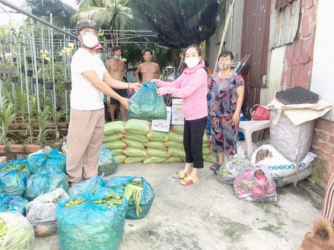 Thành phố dễ thương - Kỳ 8: Tình người lặng lẽ trao đi- Ảnh 2. Chương trình “Tình người nơi xóm trọ” đến với bà con nghèo ở phường Trường Thọ, TP Thủ Đức - Ảnh: T.KHÔI