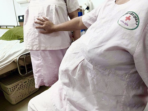 Thành phố dễ thương - Kỳ 7: Cô gái và mái ấm cưu mang mẹ bầu đơn thân- Ảnh 1. Mẹ bầu tại mái ấm Thiện Nhi chuẩn bị sinh con - Ảnh: TRÚC QUYÊN