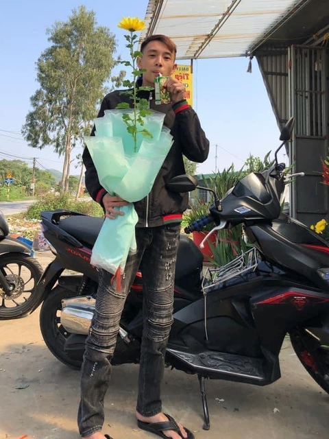 Hội chị em 'bóc trần' quà 8-3 của những anh chàng lầy lội- Ảnh 1. Trông anh đủ chân thành không?!