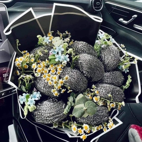 Hội chị em 'bóc trần' quà 8-3 của những anh chàng lầy lội- Ảnh 4. Bó hoa dành cho những chị em "yêu bếp".