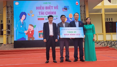 Gần 1.800 học sinh Thanh Hóa tham gia cuộc thi Hiểu biết về tài chính để có kiến thức về tiền- Ảnh 4. Ban tổ chức tặng màn hình LED cho Trường THPT huyện Cẩm Thủy 1 (Thanh Hóa) tại chương trình