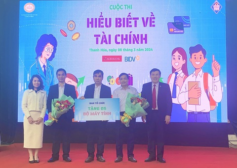 Gần 1.800 học sinh Thanh Hóa tham gia cuộc thi Hiểu biết về tài chính để có kiến thức về tiền- Ảnh 5. Ban tổ chức tặng 5 bộ máy tính cho Trường THCS Dân tộc nội trú huyện Cẩm Thủy tại chương trình