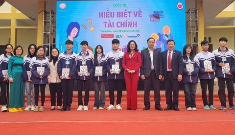 Gần 1.800 học sinh Thanh Hóa tham gia cuộc thi Hiểu biết về tài chính để có kiến thức về tiền- Ảnh 3. Ban tổ chức và các đại biểu tặng sách cho học sinh Trường THPT Cẩm Thủy 1 tại chương trình