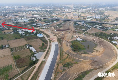 Một doanh nghiệp đòi đào cát ở 700m cao tốc Bến Lức - Long Thành mang về- Ảnh 1. Đoạn cao tốc Bến Lức - Long Thành mà Công ty Thảo Lan Việt Nam muốn lấy cát mang đi - Ảnh: LÊ PHAN