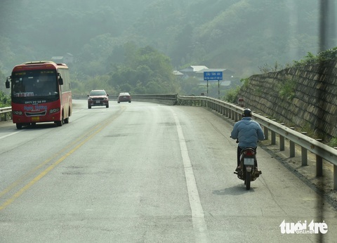 Người đi xe máy trái phép trên cao tốc từ Lào Cai hướng về Yên Bái - Ảnh: T.T.D. Xe máy chạy vào cao tốc từ Lào Cai hướng về Yên Bái. Đây là hành vi trái phép - Ảnh: T.T.D.