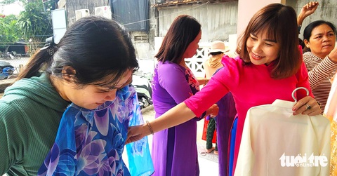 Những bộ áo dài ở 'tủ áo dài 0 đồng' được cán bộ Hội liên hiệp Phụ nữ xã Bình Kiến (TP Tuy Hòa, tỉnh Phú Yên) trao tận tay phụ nữ khó khăn - Ảnh: NGUYỄN HOÀNG Những bộ áo dài ở "tủ áo dài 0 đồng" được cán bộ Hội Phụ nữ xã Bình Kiến (TP Tuy Hòa, tỉnh Phú Yên) trao tận tay phụ nữ khó khăn - Ảnh: NGUYỄN HOÀNG