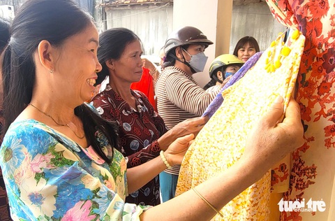 Nhiều phụ nữ đến chọn cho mình một bộ áo dài ưng ý vào ngày 8-3 - Ảnh: NGUYỄN HOÀNG Nhiều phụ nữ đến chọn cho mình một bộ áo dài ưng ý vào ngày 8-3 - Ảnh: NGUYỄN HOÀNG