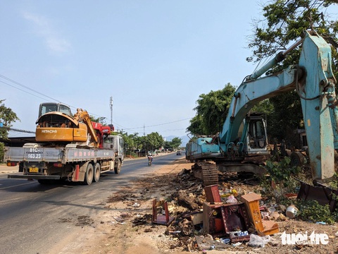 Cây gạo Pleiku đi vào tiềm thức người dân đã chết- Ảnh 4. Nơi từng có cây gạo nay chỉ còn là bãi đất trống với những tàn tích sót lại - Ảnh: TẤN LỰC