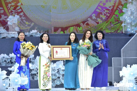 Trao Huân chương Lao động hạng 3 cho Nhà văn hóa Phụ nữ TP.HCM - Ảnh: T.T.D. Trao Huân chương Lao động hạng 3 cho Nhà văn hóa Phụ nữ TP.HCM - Ảnh: T.T.D.