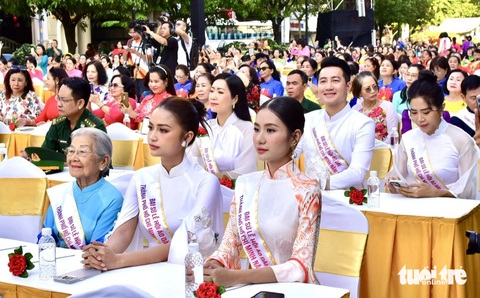 Các đại sứ Lễ hội Áo dài: Hàng trên, từ phải qua: Hoa hậu Thanh Hà, hoa hậu Ngọc Châu, nghệ sĩ Phi Điểu; hàng dưới, từ phải qua: MC Quỳnh Hoa, ca sĩ Nguyễn Phi Hùng, nghệ sĩ Trịnh Kim Chi - Ảnh: T.T.D. Các đại sứ Lễ hội Áo dài (hàng trên, từ phải qua): hoa hậu Thanh Hà, hoa hậu Ngọc Châu, nghệ sĩ Phi Điểu; hàng dưới (từ phải qua): MC Quỳnh Hoa, ca sĩ Nguyễn Phi Hùng, nghệ sĩ Trịnh Kim Chi - Ảnh: T.T.D.