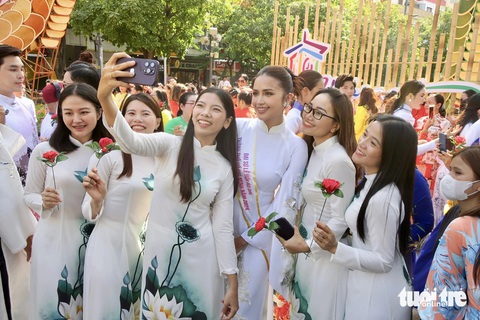 Các nghệ sĩ, ca sĩ, hoa hậu chụp ảnh cùng người hâm mộ - Ảnh: T.T.D. Các nghệ sĩ, ca sĩ, hoa hậu chụp ảnh cùng người hâm mộ - Ảnh: T.T.D.