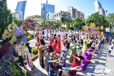 Các đại biểu, lãnh đạo, nguyên lãnh đạo, các đại sứ áo dài đồng diễn - Ảnh: T.T.D. Các đại biểu, lãnh đạo, nguyên lãnh đạo, các đại sứ áo dài đồng diễn - Ảnh: T.T.D.
