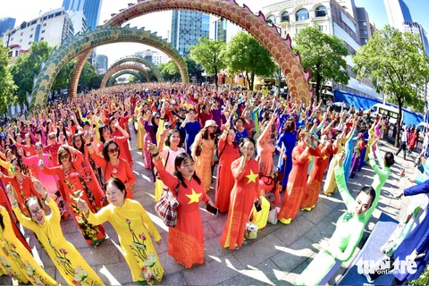 Biên đạo múa Minh Nhật và nhóm múa Rex hướng dẫn đồng diễn - Ảnh: T.T.D. Biên đạo múa Minh Nhật và nhóm múa Rex hướng dẫn đồng diễn - Ảnh: T.T.D.