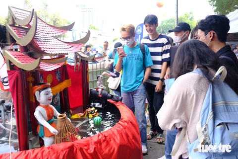 Sinh viên làm robot múa rối nước- Ảnh 1. Robot múa rối nước thu hút bạn trẻ trong khuôn khổ Ngày hội tư vấn tuyển sinh 2024 tại TP.HCM do báo Tuổi Trẻ phối hợp các đơn vị tổ chức - Ảnh: NGỌC PHƯỢNG