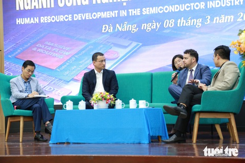 Chạy đua đào tạo, kỹ sư vi mạch ra trường sẽ đi đâu?- Ảnh 1. Các chuyên gia thảo luận về chủ đề phát triển nguồn nhân lực ngành bán dẫn - những cơ hội và thách thức - Ảnh: ĐOÀN NHẠN