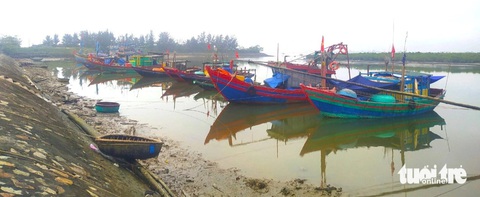 Ngư dân khó tìm bạn thuyền đi biển- Ảnh 2. Tàu thuyền vào neo đậu tại âu cảng Cửa Sót (huyện Lộc Hà) - Ảnh: LÊ MINH
