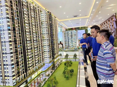 Doanh nghiệp địa ốc bung hàng, bất động sản ấm dần dịp đầu năm- Ảnh 1. Doanh nghiệp giới thiệu dự án vừa ra mắt với giá căn hộ vừa túi tiền - Ảnh: NGỌC HIỂN