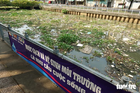 Rác đầy nhiều đoạn kênh Nhiêu Lộc - Thị Nghè do... đang trình phương án- Ảnh 3. Cây cỏ, lục bình mọc um tùm trên kênh Nhiêu Lộc - Ảnh: NGUYỄN CÔNG THÀNH