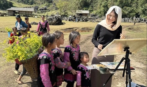 Phan Anh Thư đến các bản làng dạy vẽ cho các em - Ảnh: VTV Phan Anh Thư đến các bản làng dạy vẽ cho các em - Ảnh: VTV