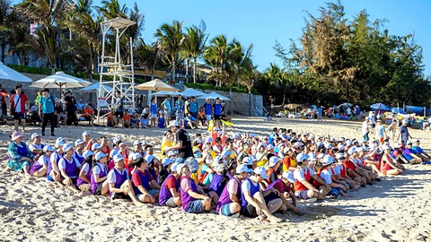 Du lịch MICE Việt Nam đang cạnh tranh Thái Lan, Bali- Ảnh 1. Du lịch MICE có mức tăng trưởng nhanh kể từ sau dịch bệnh. Trong ảnh: khách MICE ở Phan Thiết - Ảnh: B.T.