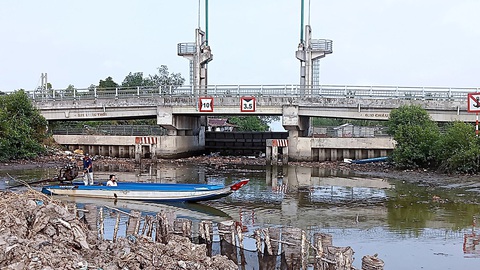 Cống ngăn hạn mặn ở Kiên Giang: Làm ồ ạt rồi 'đắp chiếu'- Ảnh 1. Cống Thứ Nhất Xẻo Dinh, xã Tây Yên, huyện An Biên, tỉnh Kiên Giang không có điện vận hành. Mỗi khi đóng hoặc mở đều phải thuê máy phát điện - Ảnh: BỬU ĐẤU
