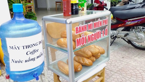 Thành phố dễ thương - Kỳ 8: Tình người lặng lẽ trao đi- Ảnh 1. Một chút sẻ chia cho người gặp khó khăn - Ảnh: TẤN KHÔI