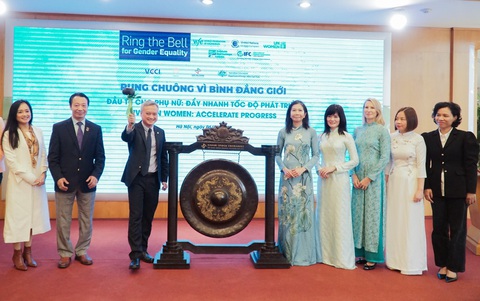 BIDV hưởng ứng chiến dịch 'Rung chuông vì bình đẳng giới'- Ảnh 1. Đại diện BIDV tham gia chiến dịch 'Rung chuông vì bình đẳng giới' - Ảnh: BIDV