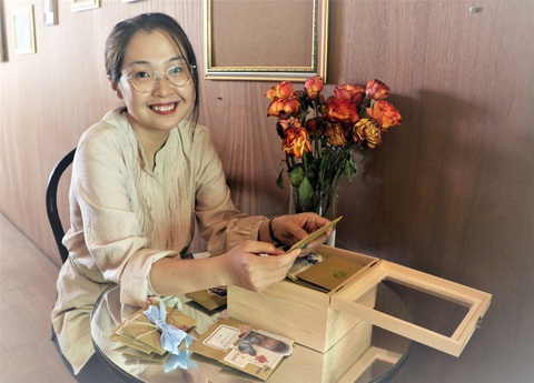 Trạm Ôm một cái của Mỹ Hạnh- Ảnh 1. Nguyễn Vũ Mỹ Hạnh bên những bức thư tay tại Trạm Ôm một cái - Ảnh: B.MINH