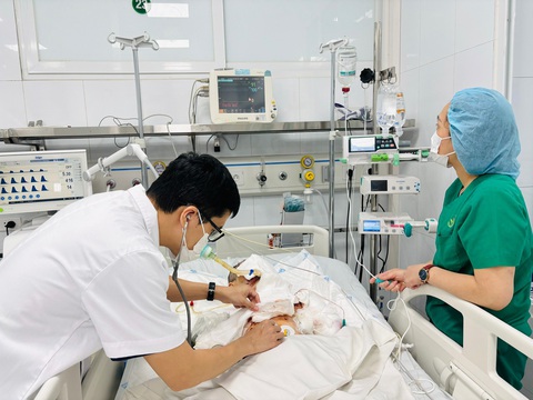 Bác sĩ thăm khám cho bệnh nhi sau phẫu thuật - Ảnh: BVCC Bác sĩ thăm khám cho bệnh nhi sau phẫu thuật - Ảnh: BVCC