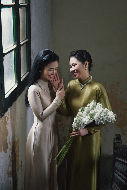 Bản thân nữ ca sĩ khi đã được đông đảo khán giả biết tới, và là giảng viên thanh nhạc, cô cũng thường xuyên ra cửa hàng phụ giúp mẹ bán xôi, bánh mì mỗi khi rảnh rỗi. Bản thân nữ ca sĩ khi đã được đông đảo khán giả biết tới, và là giảng viên thanh nhạc, cô cũng thường xuyên ra cửa hàng phụ giúp mẹ bán xôi, bánh mì mỗi khi rảnh rỗi.