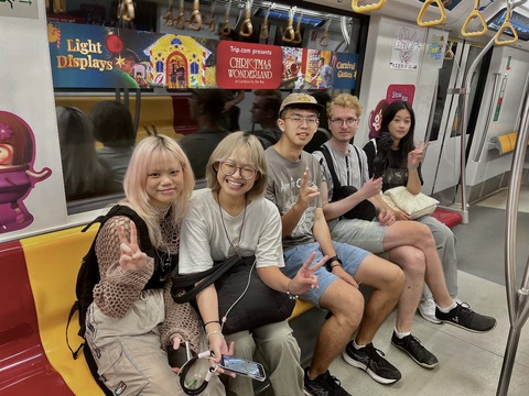 Nữ sinh Fulbright tại đại học top đầu Singapore: Vẫn còn định kiến nữ giới ngành công nghệ- Ảnh 3. Lan Khanh (thứ hai từ trái sang) trong chuyến trao đổi tại Singapore - Ảnh: NVCC