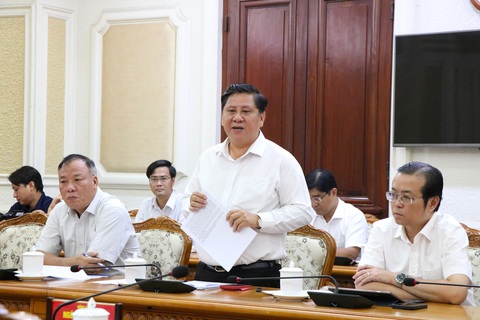 Sẽ cưỡng chế khu đất 419 Lê Hồng Phong, quận 10 sau 3 năm có quyết định thu hồi- Ảnh 1. Ông Huỳnh Văn Tâm, phó chủ tịch UBND quận 10, chia sẻ tại buổi làm việc - Ảnh: CẨM NƯƠNG
