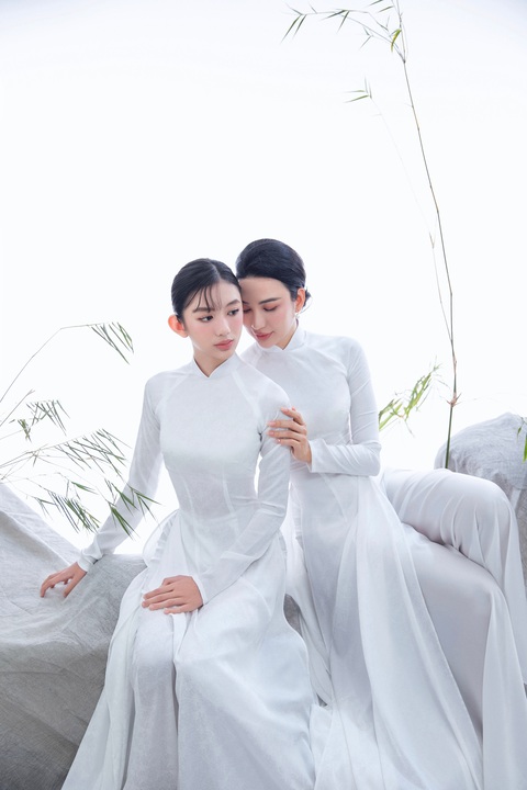 Tối 7/3, Ngọc Diễm vừa cùng con gái trình diễn vị trí first face bộ sưu tập của NTK Việt Hùng tại Lễ hội Áo dài TP HCM, nhận được nhiều phản hồi tích cực từ khán giả. Tối 7-3, Ngọc Diễm vừa cùng con gái trình diễn vị trí first face bộ sưu tập của NTK Việt Hùng tại Lễ hội Áo dài TP.HCM, nhận được nhiều phản hồi tích cực từ khán giả.