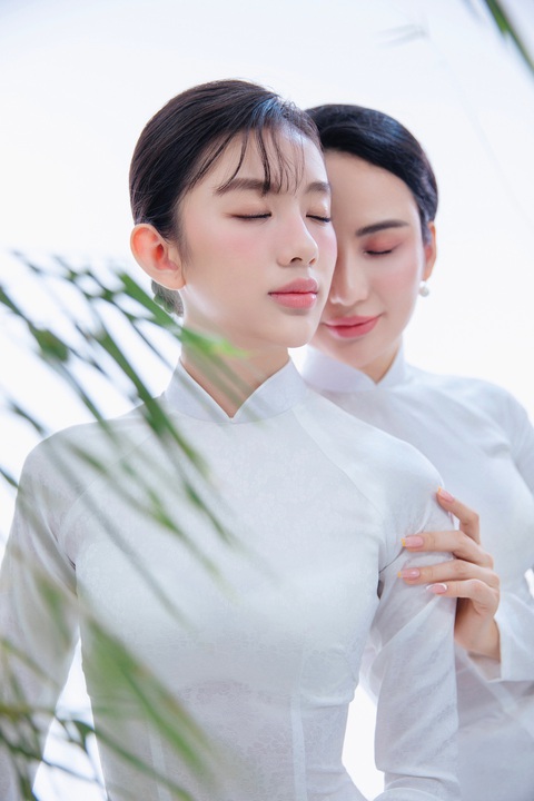 Bộ ảnh chụp trong vòng một tiếng rưỡi, sau khi Chiko tan học. Hai mẹ con hoa hậu tạo dáng cùng những đạo cụ như tre, hoa… để có thêm điểm nhấn cho bộ hình. Bộ ảnh chụp trong vòng một tiếng rưỡi, sau khi Chiko tan học. Hai mẹ con hoa hậu tạo dáng cùng những đạo cụ như tre, hoa… để có thêm điểm nhấn cho bộ ảnh.