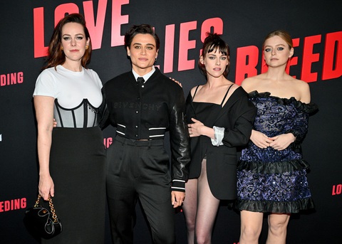 Kristen Stewart và dàn diễn viên trên thảm đỏ buổi ra mắt phim Love Lies Bleeding Kristen Stewart và dàn diễn viên trên thảm đỏ buổi ra mắt phim Love Lies Bleeding