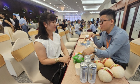 TP.HCM: Siết chất lượng trái cây, rau củ, thịt... vào siêu thị- Ảnh 1. Bên lề hội nghị, đông đảo nhà cung cấp, sản xuất đã