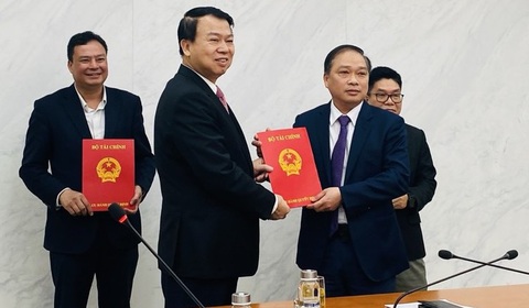 Ông Lương Hải Sinh làm chủ tịch Sở Giao dịch chứng khoán Việt Nam- Ảnh 1. Ông Lương Hải Sinh nhận quyết định bổ nhiệm chức chủ tịch VNX - Ảnh: A.V.