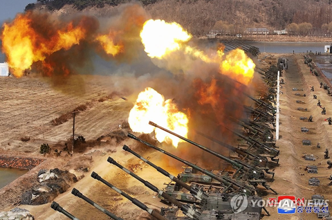 Ông Kim Jong Un chỉ đạo tập trận pháo binh của Triều Tiên- Ảnh 1. Cuộc tập trận bắn đạn pháo được thực hiện dưới sự chỉ đạo của lãnh đạo Triều Tiên Kim Jong Un ngày 7-3 - Ảnh: YONHAP