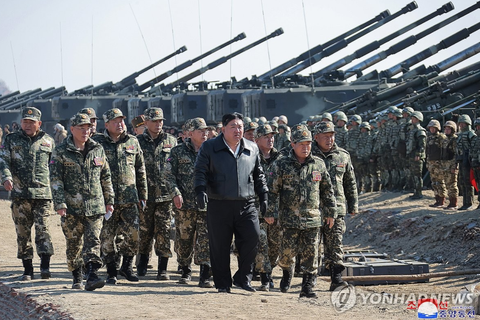 Ông Kim Jong Un chỉ đạo tập trận pháo binh của Triều Tiên- Ảnh 2. Lãnh đạo Triều Tiên Kim Jong Un chỉ đạo cuộc tập trận ngày 7-3 - Ảnh: YONHAP